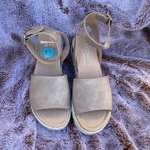 ☀️ Cute Neutral Platform Sandals!